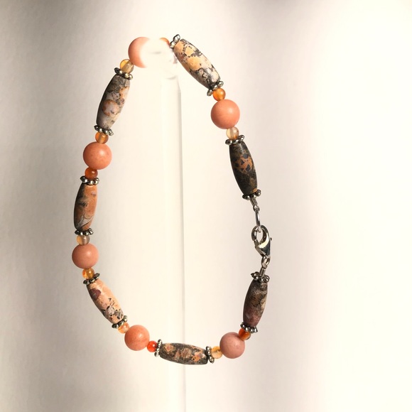 Ladies peach jasper and carnelian beaded bracelet. - Picture 4 of 4